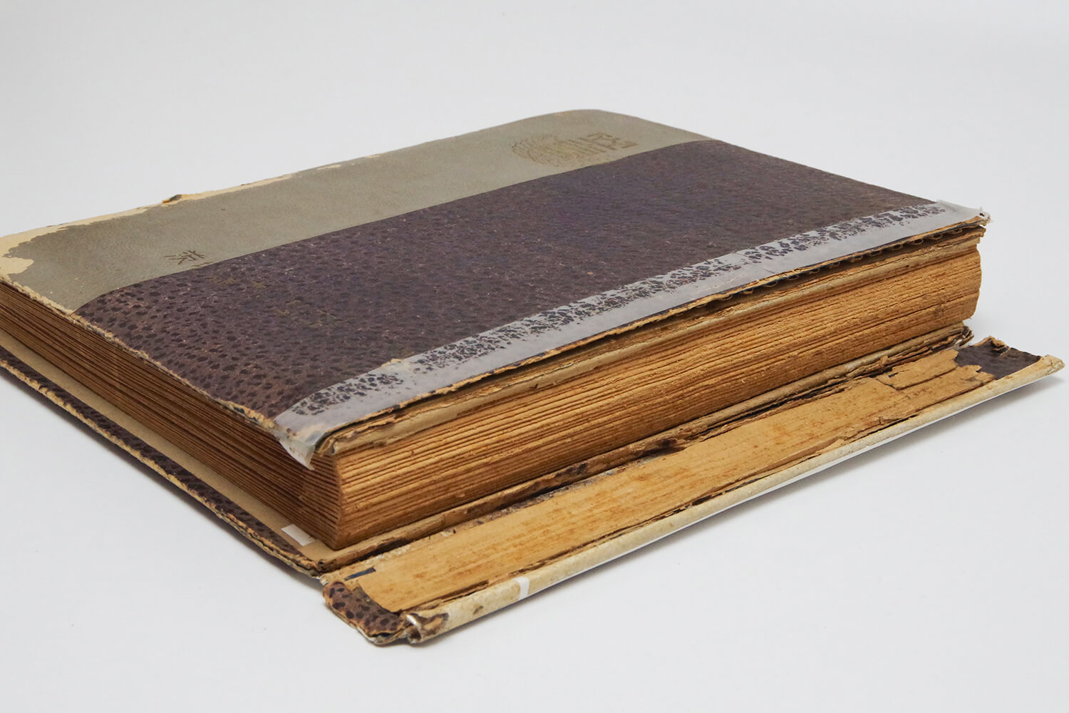 バラバラに壊れた古いアルバムの修理