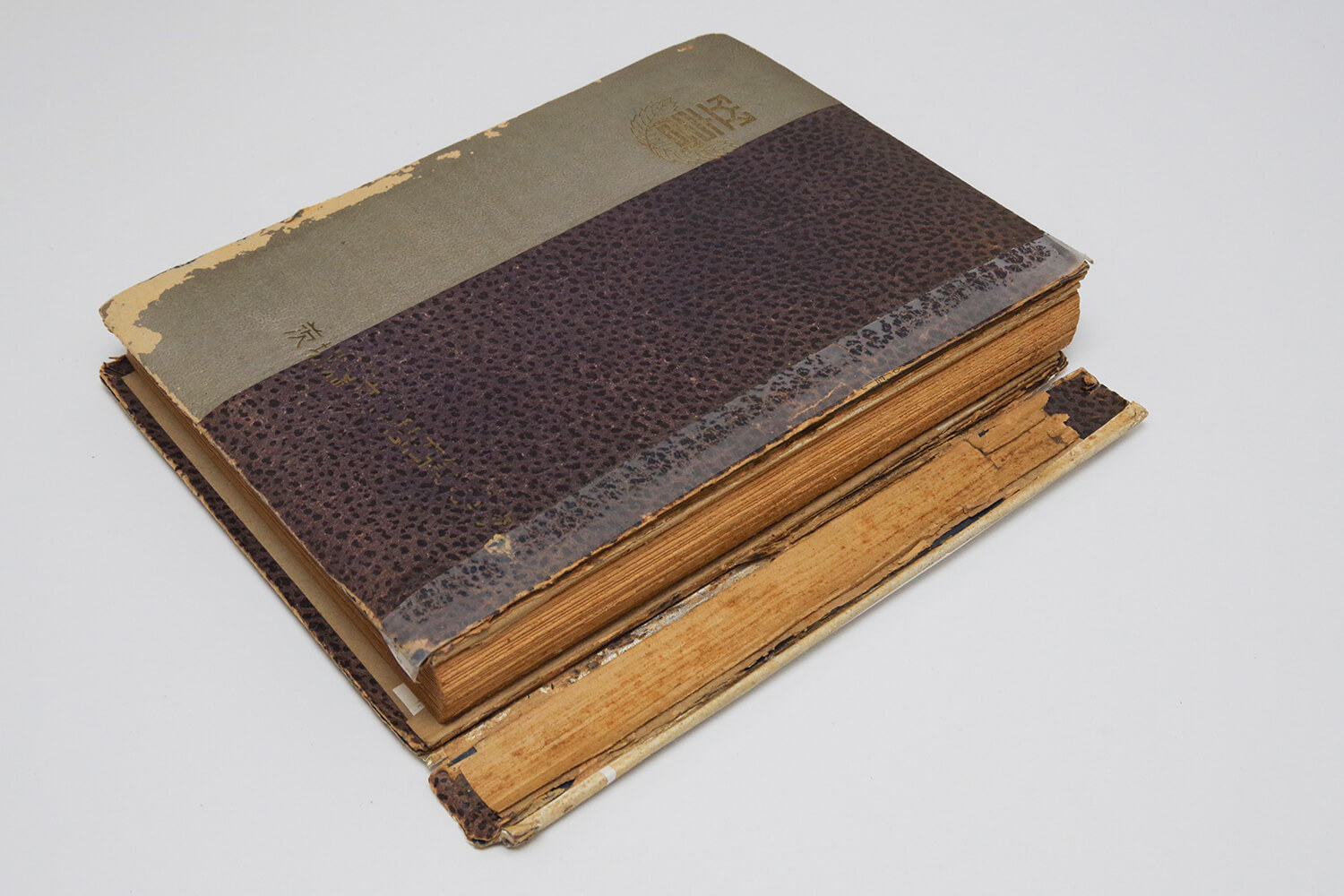 バラバラに壊れた古いアルバムの修理