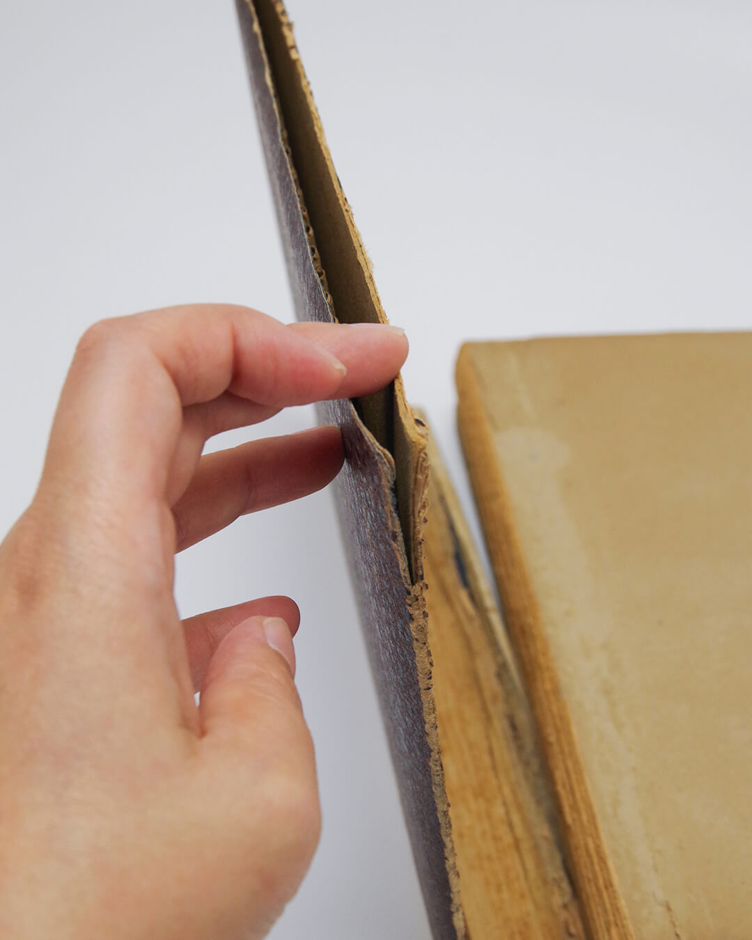 バラバラに壊れた古いアルバムの修理