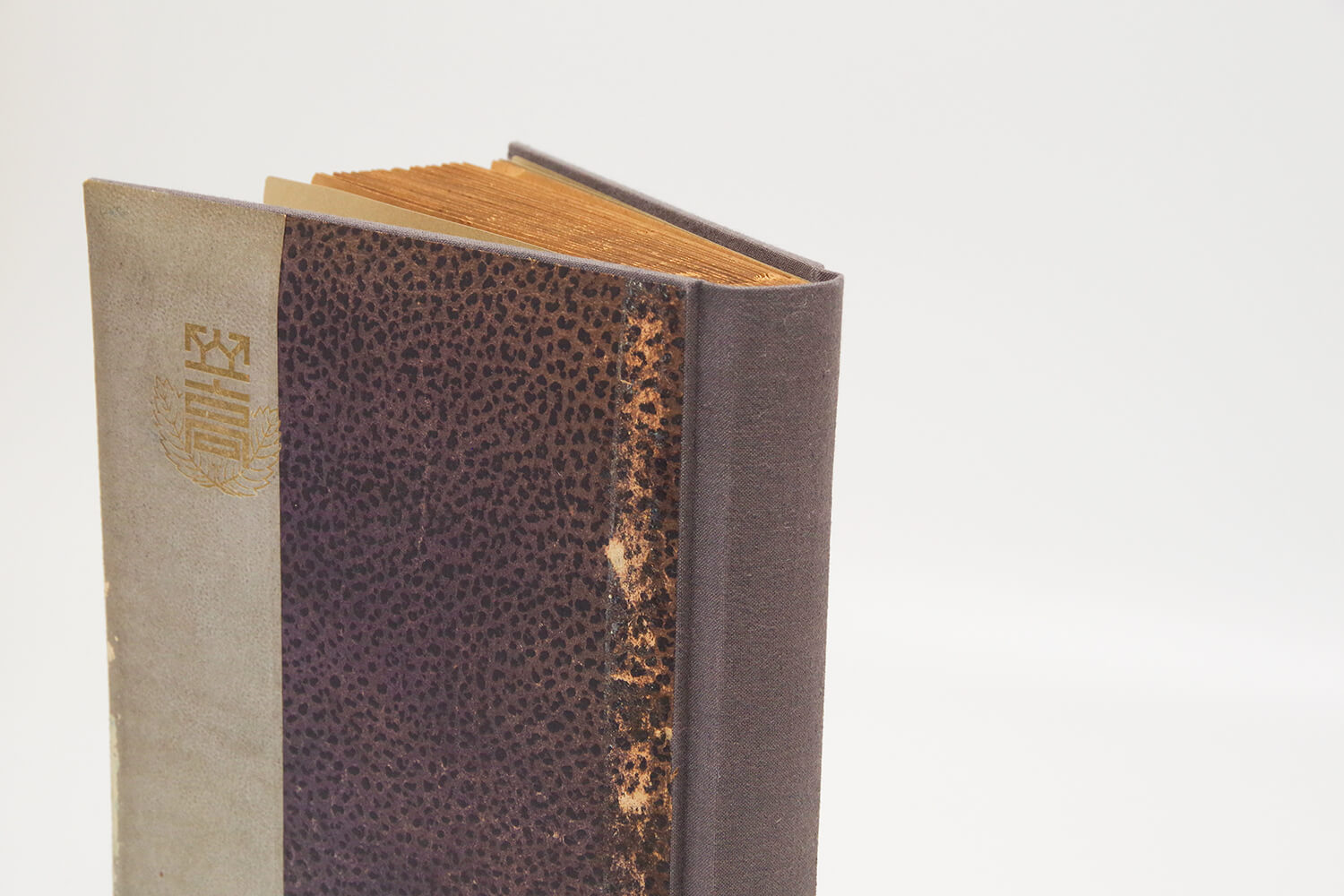 バラバラに壊れた古いアルバムの修理