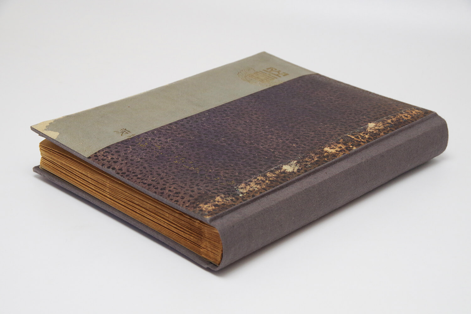 バラバラに壊れた古いアルバムの修理