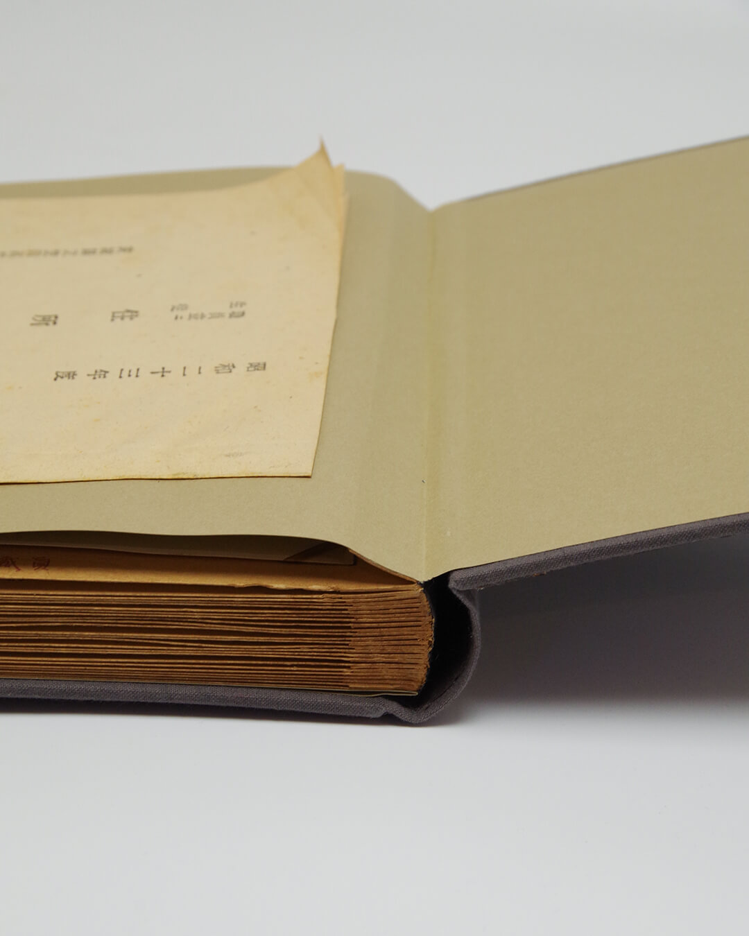 バラバラに壊れた古いアルバムの修理