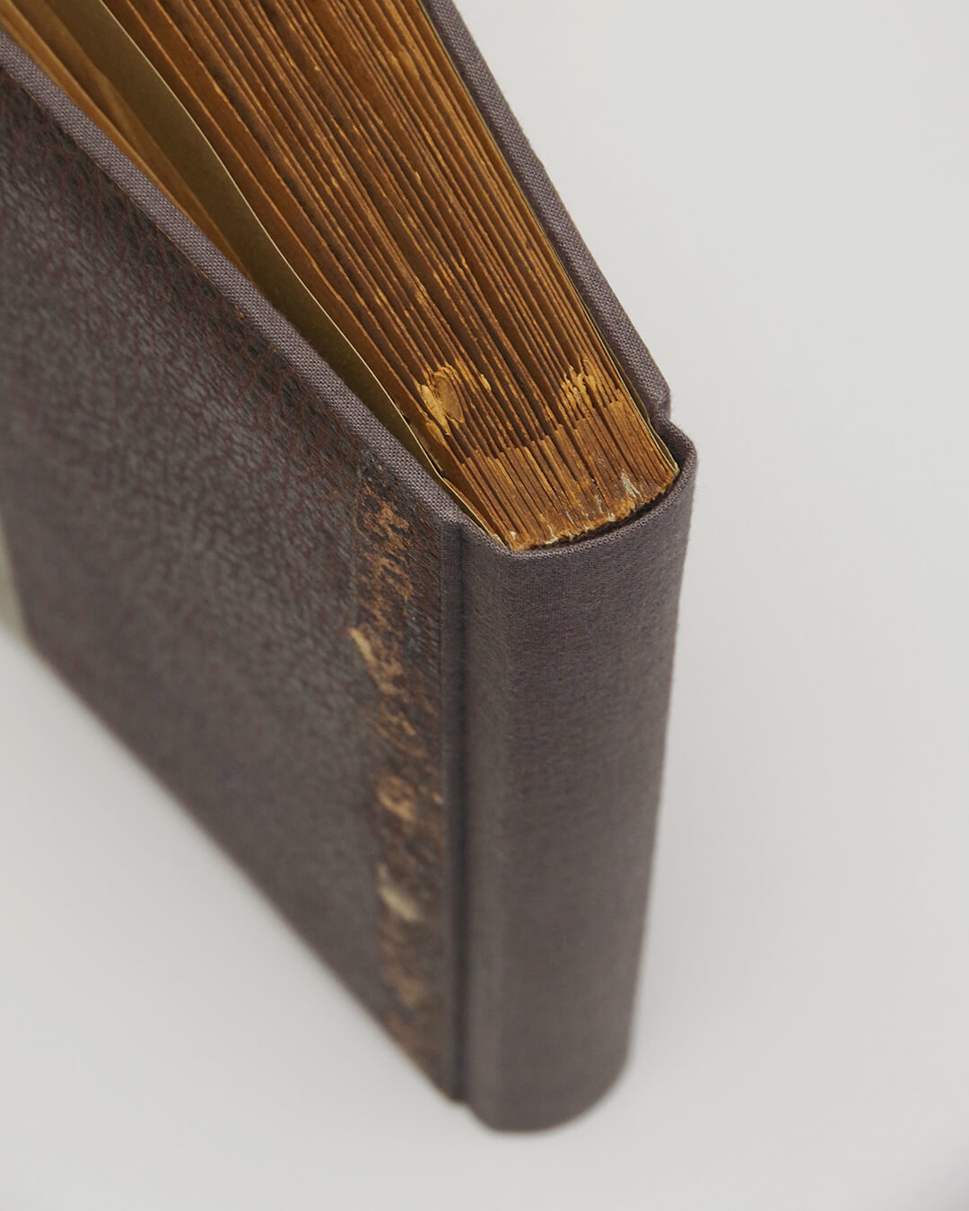 バラバラに壊れた古いアルバムの修理